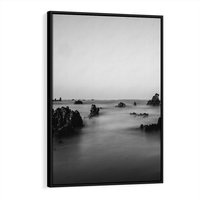 Obraz w ramie 50x70 - Harmonia świateł i cieni - zamglona dzika plaża, skały na plaży - rama czarna