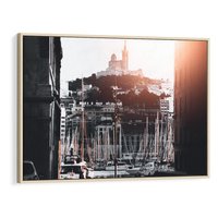 Obraz w ramie 70x50 - Światło Portowe - czarno białe zdjecie, uliczka w nadmorskim mieście - rama drewno