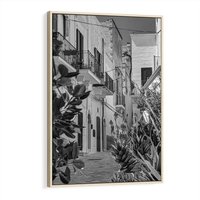 Obraz w ramie 50x70 - Nadmorska Uliczka - czarno białe zdjecie, uliczka w nadmorskim mieście - rama drewno