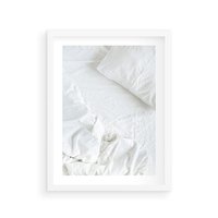 Plakat w ramie 50x70 - Sztuka i Komfort - pościel, biała kołdra poduszka - rama biała