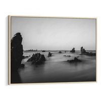 Obraz w ramie 70x50 - Harmonia świateł i cieni - zamglona dzika plaża, skały na plaży - rama drewno