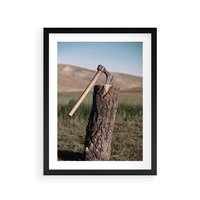 Plakat w ramie 40x50 - Rustykalna Praktyczność: Fotografia Siekiery - rustykalna fotografia, siekiera wbita w pieniek - rama czarna