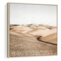 Obraz w ramie 50x50 - Refleksyjny taniec myśli - pustynny krajobraz, odcienie sepii - rama drewno