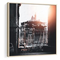 Obraz w ramie 50x50 - Światło Portowe - czarno białe zdjecie, uliczka w nadmorskim mieście - rama drewno