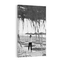 Obraz na płótnie 80x120 - Wakacyjny Spacer - czarno białe zdjecie, plaża