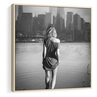 Obraz w ramie 50x50 - Kapiel w Mieście - czarno białe zdjęcie, kobieta wchodzi do wody - rama drewno