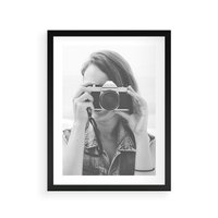 Plakat w ramie 30x40 - Zrób mi Zdjęcie - fotografia, kobieta z aparatem - rama czarna