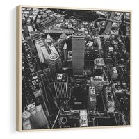 Obraz w ramie 50x50 - Kontrastujące miasto - miasto, biało - rama drewno