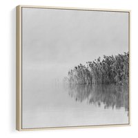 Obraz w ramie 50x50 - Mglisty Brzeg Jeziora - czarno białe zdjęcie, zamglone jezioro - rama drewno