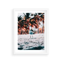 Plakat w ramie 50x70 - Tropikalna Uroda: Plaża z Mewą - tropikalna plaża, mewa na piasku - rama biała