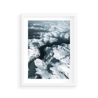 Plakat w ramie 50x70 - Ośnieżone Szczyty z Wysoka - ośnieżone szczyt górskie, zdjęcie z lotu ptaka - rama biała