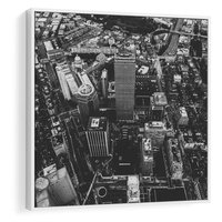 Obraz w ramie 50x50 - Kontrastujące miasto - miasto, biało - rama biała