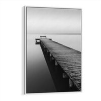 Obraz w ramie 50x70 - Mglista Perspektywa - czarno biała fotografia, drewniany pomost na jeziorze - rama biała