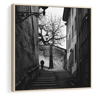 Obraz w ramie 50x50 - Ukryta Uliczka - czarno białe zdjęcie, schody - rama drewno