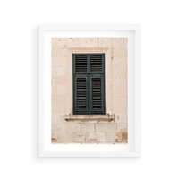 Plakat w ramie 40x50 - Urok Starego Okna z Zielonymi Okiennicami - stare okno, kamienica - rama biała