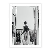 Plakat bez ramy 21x30 - Poranki w Paryżu - czarno białe zdjęcie, kobieta w prześcieradle na balkonie