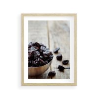 Plakat w ramie 30x40 - Smakowite rodzynki na talerzu - rodzynki, jedzenie - rama drewno