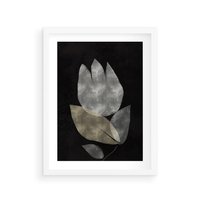 Plakat w ramie 40x50 - Nocne Uniesienia - abstrakcyjny kwiat, mroczna atmosfera - rama biała