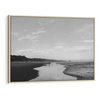 Obraz w ramie 100x70 - Nadmorska Melodia - czarno białe zdjęcie, plaża - rama drewno