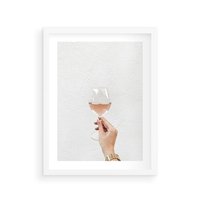 Plakat w ramie 40x50 - Kobieca Dłoń i Różowe Wino - kieliszek różowego wina, kobieca dłoń - rama biała