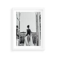 Plakat w ramie 30x40 - Poranki w Paryżu - czarno białe zdjęcie, kobieta w prześcieradle na balkonie - rama biała