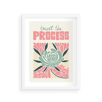 Plakat w ramie 40x50 - Rozbijające Barwy - abstrakcyjny pastelowy kwiat, wyrazista typografia - rama biała