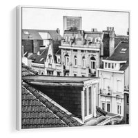 Obraz w ramie 80x80 - Miasto w Retro Odsłonie - fotografia czarno biała, ujęcie na dachy wielkiego miasta - rama biała