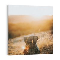 Obraz na płótnie 40x40 - Podróżniczy bukiet na łące - plecak, podróż