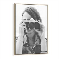 Obraz w ramie 80x120 - Zrób mi Zdjęcie - fotografia, kobieta z aparatem - rama drewno