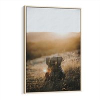 Obraz w ramie 70x100 - Podróżniczy bukiet na łące - plecak, podróż - rama drewno