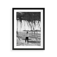 Plakat w ramie 40x50 - Wakacyjny Spacer - czarno białe zdjecie, plaża - rama czarna