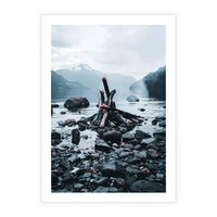 Plakat bez ramy 40x50 - To ujęcie jeziora w górach z zgaszonym ogniskiem nad brzegiem, tworząc atmosferę spokoju i refleksji w otoczeniu przyrody. - jezioro w górach, zgaszone ognisko