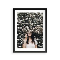 Plakat w ramie 40x50 - Kobieta w Krzewie Kwiatów - krzak z kwiatami, schowana za nim kobieta - rama czarna