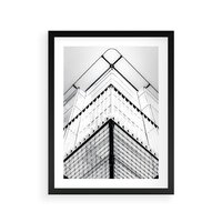 Plakat w ramie 30x40 - Elegancja Współczesnej Architektury: Wieżowiec w Monochromii - nowoczesna architektura, czarno biała fotografia - rama czarna