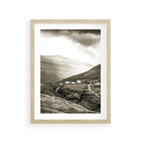 Plakat w ramie 50x70 - Domki w Górach - czarno biała fotografia, górski pejzaż - rama drewno