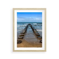 Plakat w ramie 30x40 - Falochron na brzegu morza - falochron, morze - rama drewno