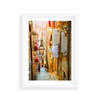 Plakat w ramie 50x70 - Odkryj tajemnice miasta - uliczka, perspektywa - rama biała