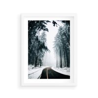 Plakat w ramie 50x70 - Droga przez Zimowy Las - drzewa, śnieg - rama biała