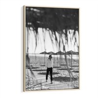 Obraz w ramie 50x70 - Wakacyjny Spacer - czarno białe zdjecie, plaża - rama drewno