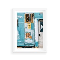 Plakat w ramie 30x40 - Nostalgiczna Podróż - stara przyczepa kempingowa, niebieskie kolory - rama biała