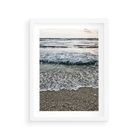 Plakat w ramie 50x70 - Spokojna Plaża - plaża, żwirek - rama biała