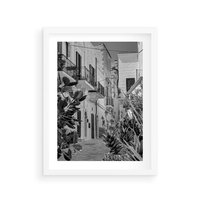 Plakat w ramie 50x70 - Nadmorska Uliczka - czarno białe zdjecie, uliczka w nadmorskim mieście - rama biała