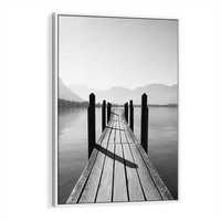 Obraz w ramie 80x120 - Spokojna Przystań - czarno biała fotografia, drewniany pomost na jeziorze - rama biała