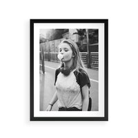 Plakat w ramie 30x40 - Letnia Młodość - nowoczesna fotografia, czarno biała - rama czarna