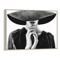 Obraz w ramie 100x70 - Czarna Elegancja - fotografia czarno biała, zbliżenie portret kobiety w czerni - rama drewno