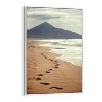 Obraz w ramie 70x100 - Ślady stóp na plaży - plaża, ślady - rama biała