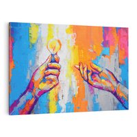 Obraz na płótnie 70x50 - Refrakcje wewnętrznego światła - abstrakcyjne dzieło, dłoń trzyma żarówkę