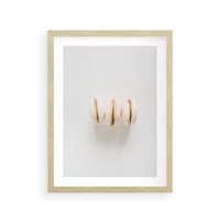 Plakat w ramie 40x50 - Delikatność w Bieli - białe ciateczka. makaroniki, minimalistyczne zdjęcie - rama drewno