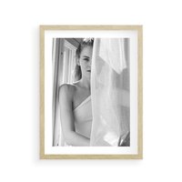 Plakat w ramie 40x50 - Za Firanką - czarno białe zdjecie, piękny portret eterycznej kobiety - rama drewno