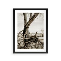 Plakat w ramie 30x40 - Rustykalna Tradycja - koło starego wozu, rustykalny styl - rama czarna